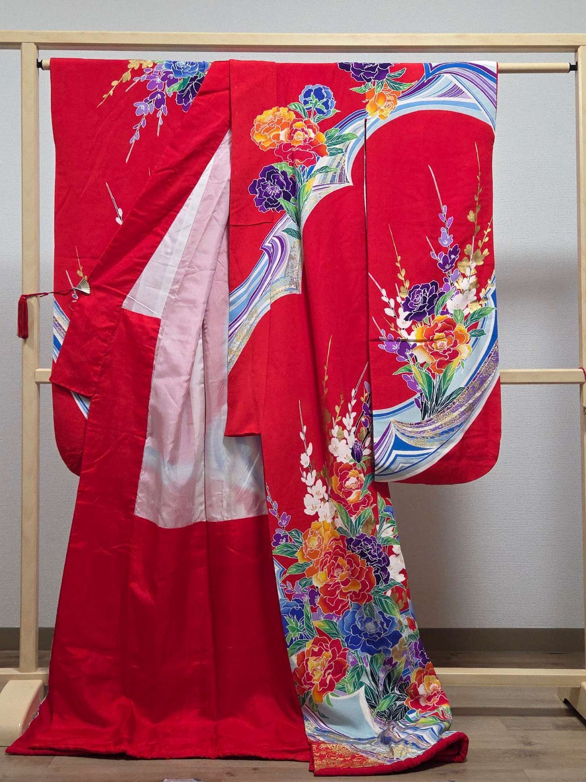 C◆着物くつろぎ 作家物 レトロ 豪華 牡丹の花模様 金彩 縮緬 赤 正絹 引き摺り 振袖 着物