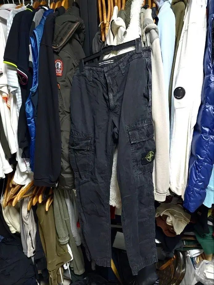 STONE ISLAND ストーンアイランド 22 シーズン 黒 カーゴ パンツ w29