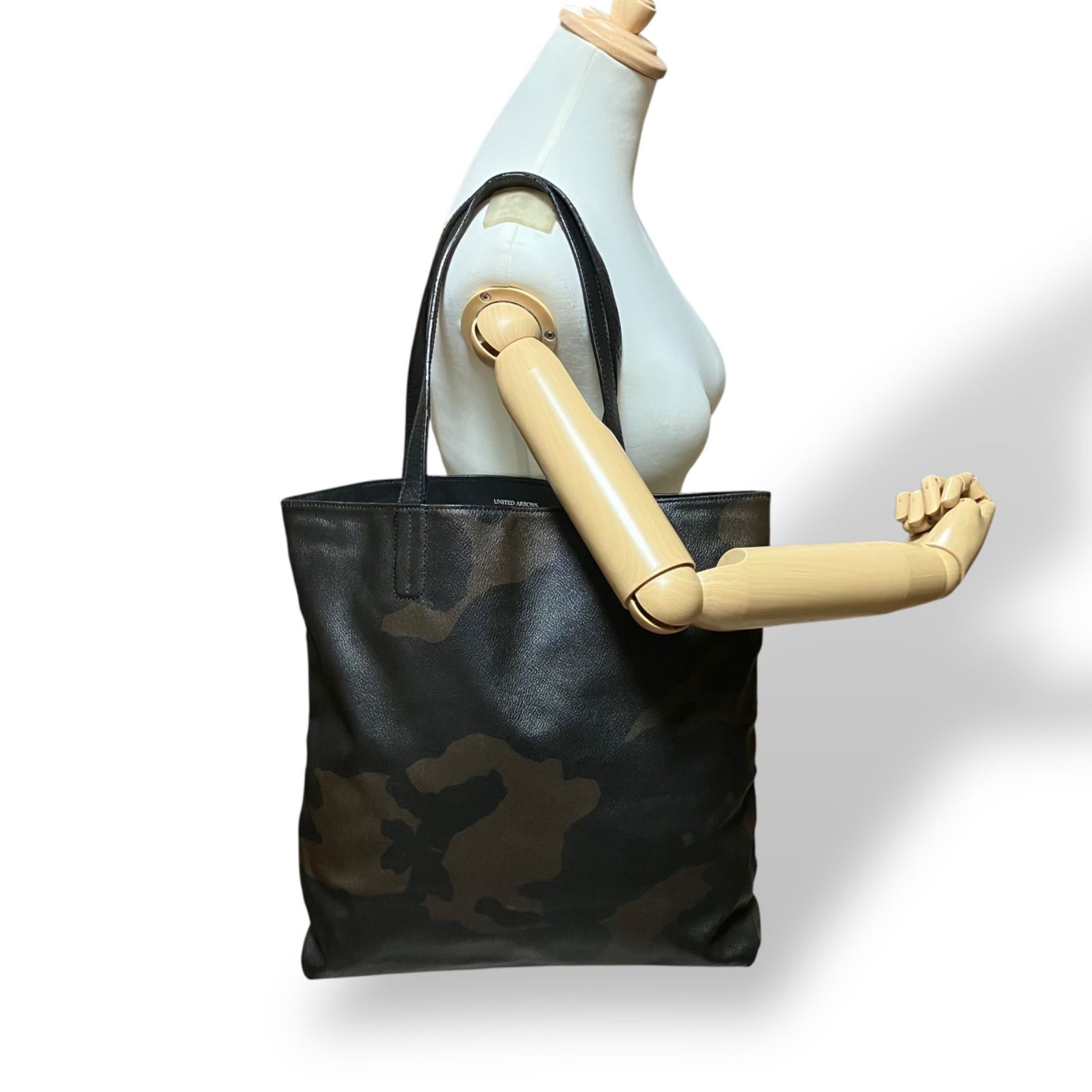 UNITED ARROWS トートバッグ PVC レザー カモフラ ブラック UNITED ARROWS トートバッグ PVC レザー カモフラ ブラック