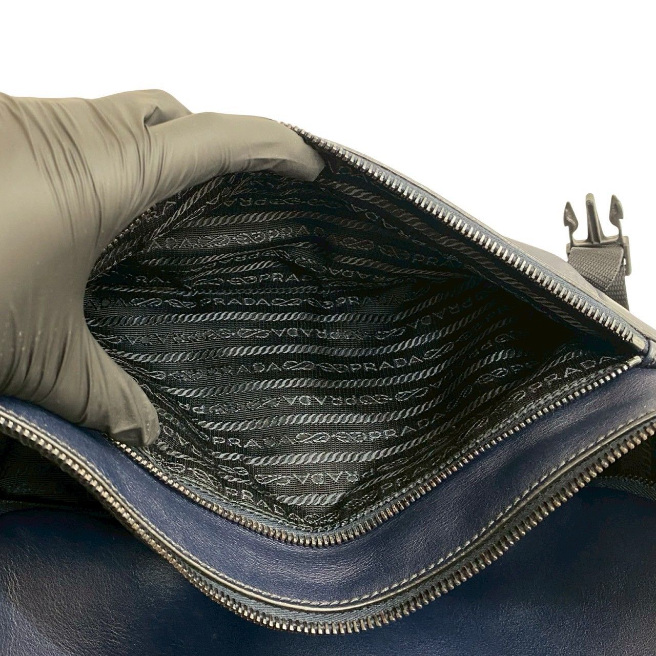 PRADA ロコエンホスレスアッフスニカ 4E3400FG000Z5O F0379ECRU 極 美品 希少品 PRADA プラダ ロゴ エンボス 型押し レザー 本革