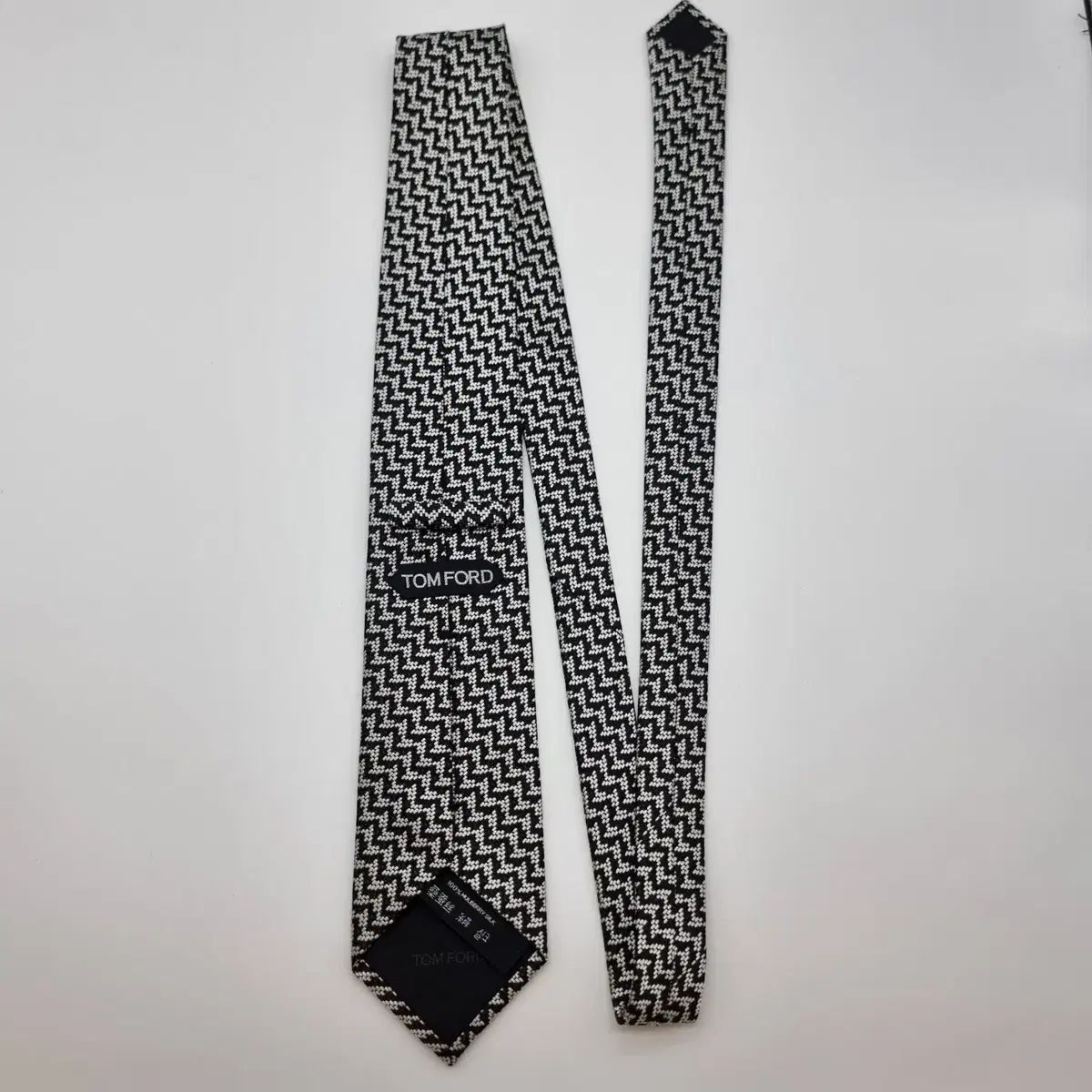 未使用に近いTOM FORD グレー TOM FORD トムフォード シルク ネクタイ