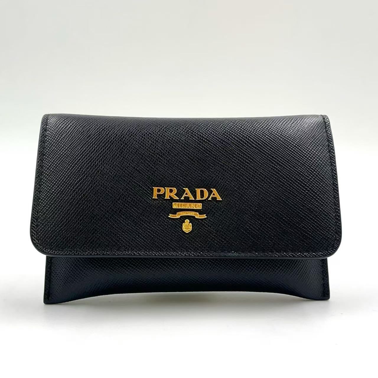 PRADA 名刺入れ 黒 レザー ゴールド PRADA - プラダ カードケース 名刺入れ ゴールドロゴ パスケース