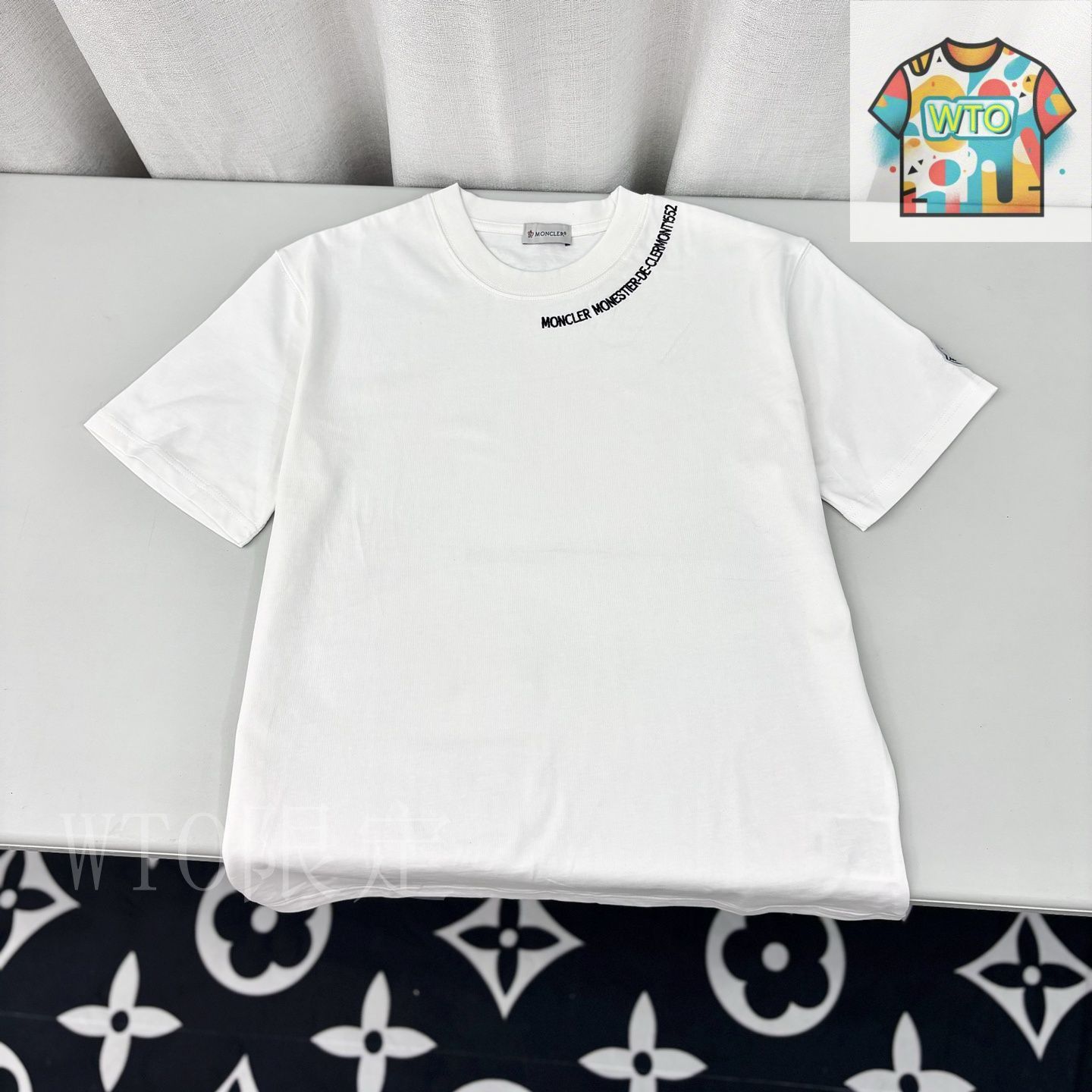 美品　MONCLER サイド刺繍口ゴ　Tシャツ MONCLERモンクレール 刺繍ロゴパッチ Tシャツ 半袖
