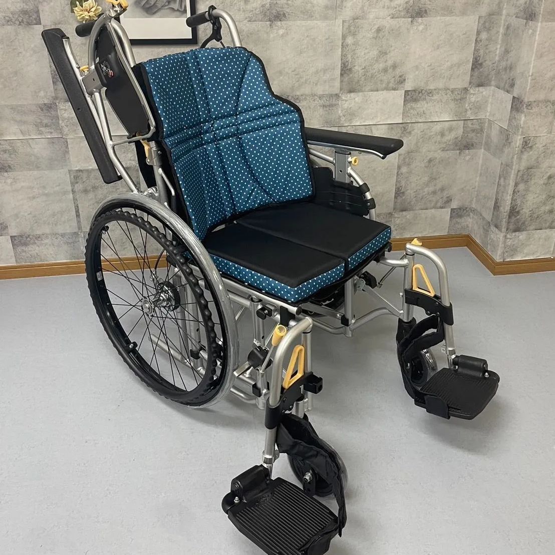 NISSIN 日進医療器 NA-U7 ウルトラシリーズ 自走 アルミ製 自走式車椅子 多機能型モジュール自走用 中古車椅子 介護用品 ノーパンクタイヤ 車いす ウルトラ（自走用・アルミ製） ワイン NA-U7 日進医療器（直送