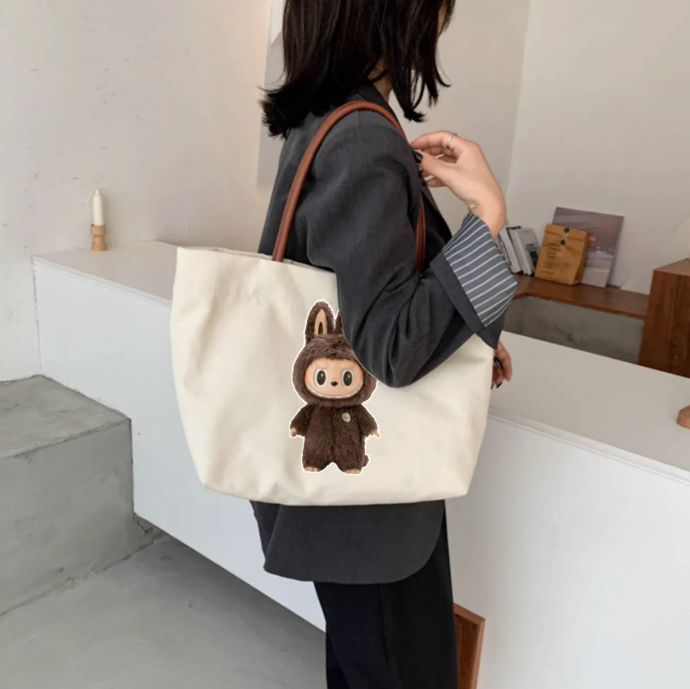 ラブブ（Labubu）の個性的なデザインが目を引く キャンバス