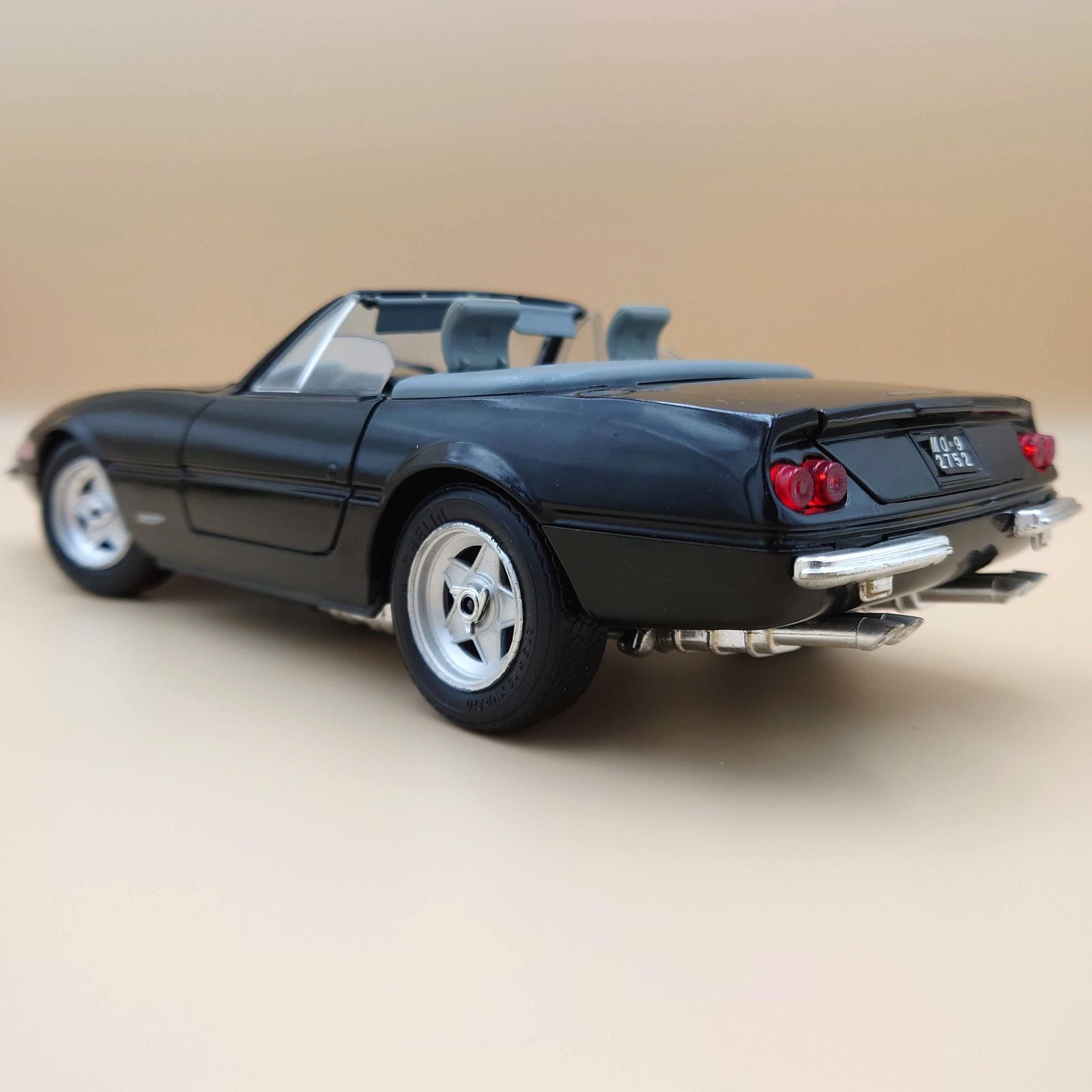 1/18 フェラーリ デイトナ 365GTS 4 CABRIOLET　　8/14 1/18 フェラーリデイトナ365GTS/4 カブリオレ ブラック FERRARI