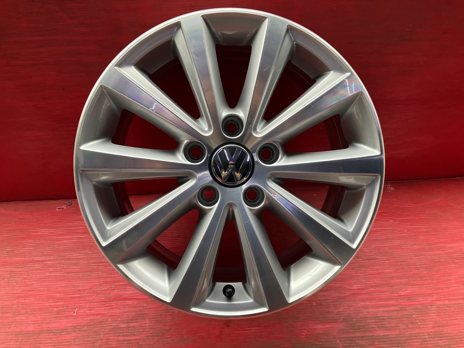 【Volkswagen】16インチ純正アルミホイール・スタッドレスタイヤ(4本) フォルクスワーゲン純正16インチアルミホイールとスタッドレスタイヤ