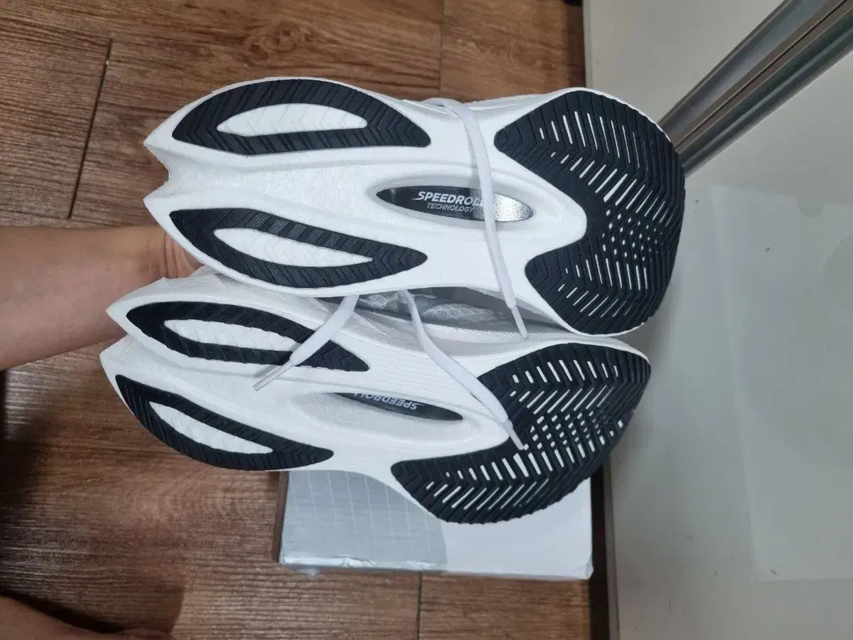 サッカニー エンドルフィン プロ4 ホワイトシルバー 265