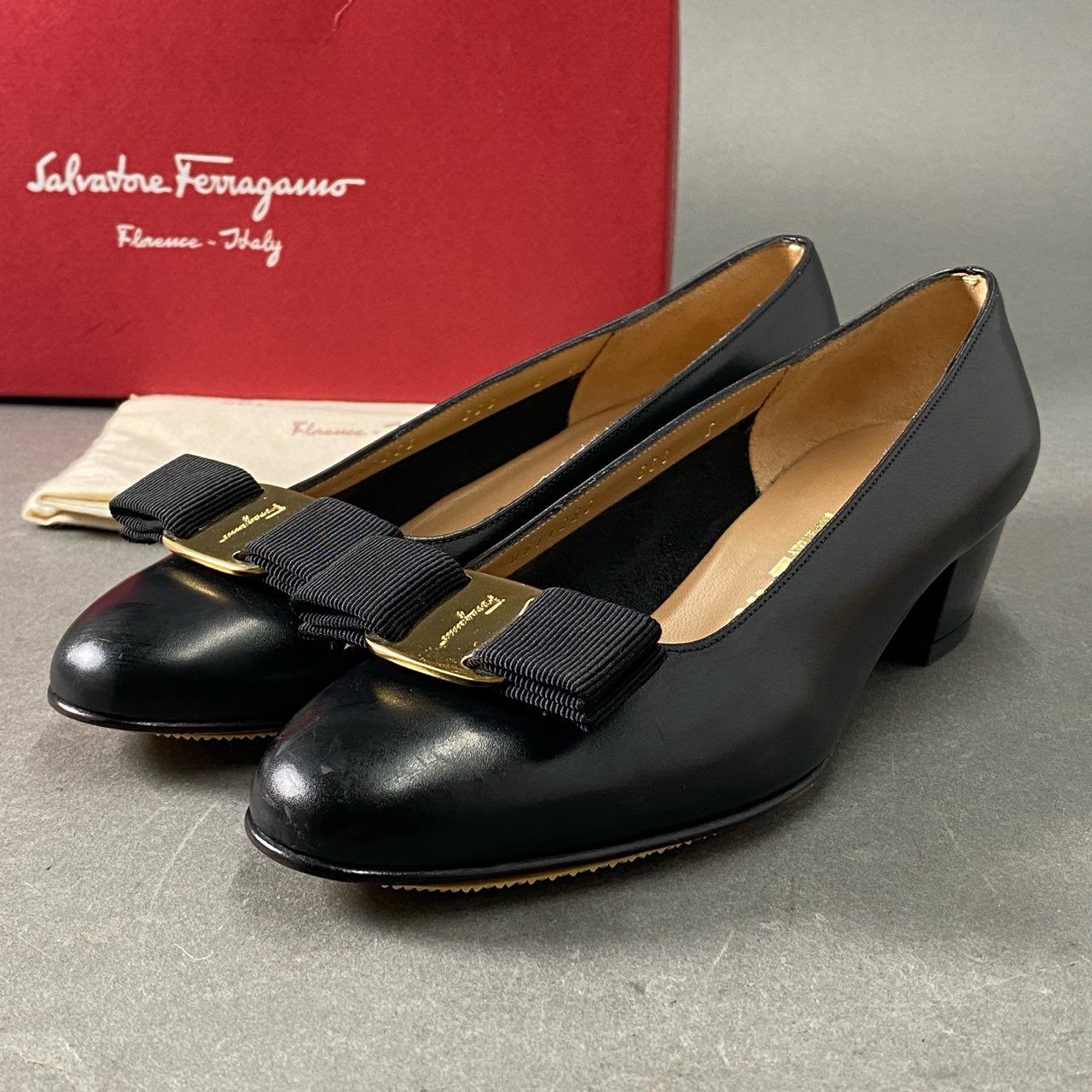 1f11 Salvatore Ferragamo サルヴァトーレフェラガモ ヴァラリボン スムースレザー パンプス レザーパンプス サイズ5D  ブラック レディース 女性用 靴 - メルカリ