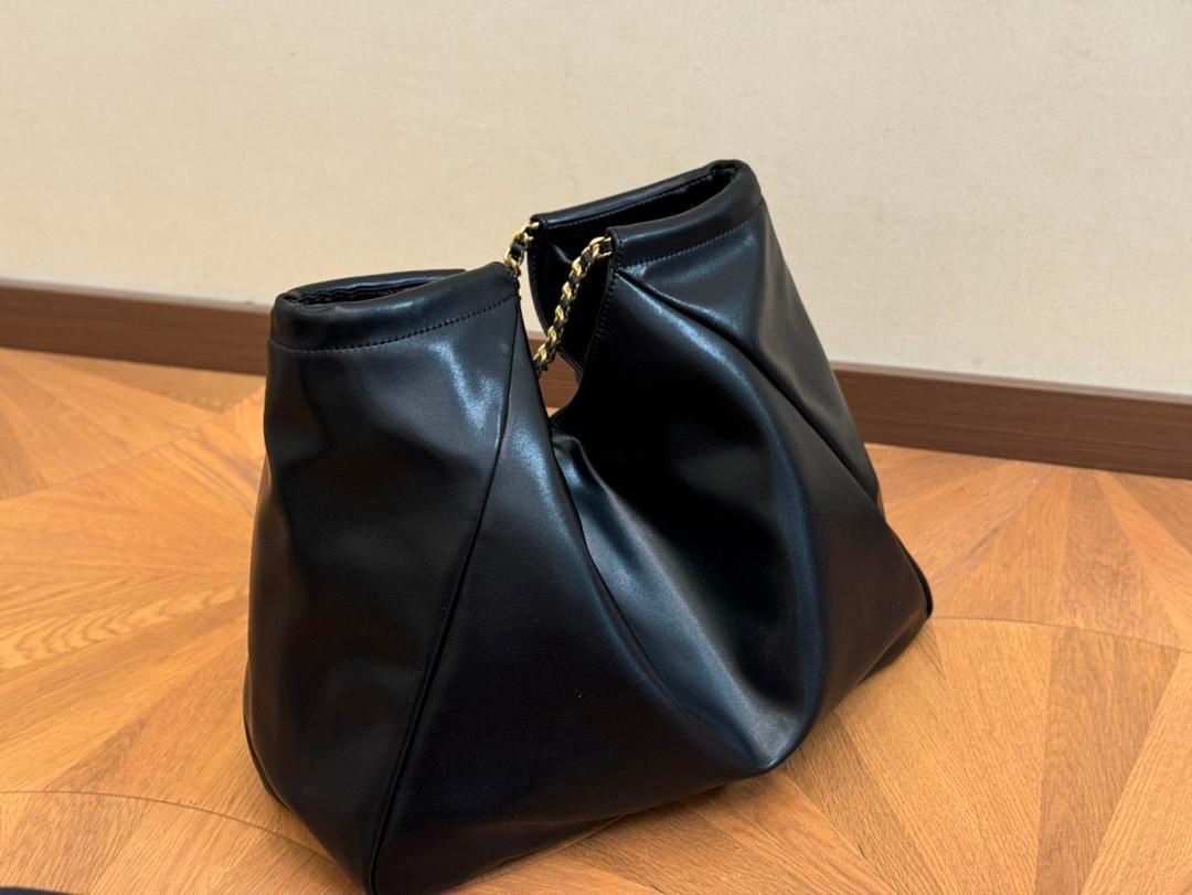 PRADAプラダの非常に質感のあるブラックショルダーバッグ