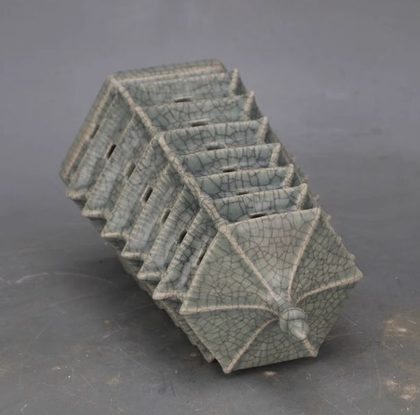 汝窯青釉開片清涼寺宝塔 置物 陶磁器 装飾品 工芸品 美術品 置物