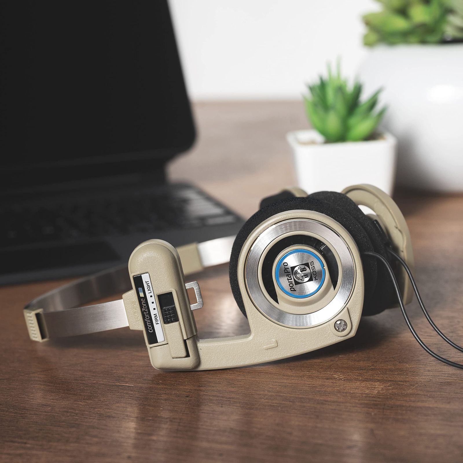 Koss Porta Pro ヘッドフォン 限定ベージュ キャリングケース付き Amazon.co.jp: Koss Porta Pro 有線 限定版 リズム ベージュ