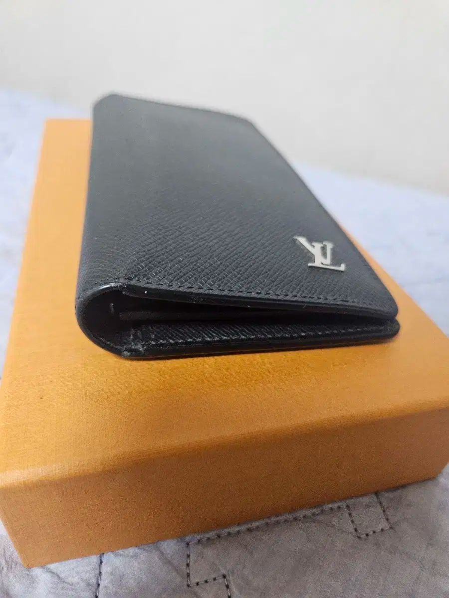 ①ルイヴィトン 長財布 タイガ シルバーロゴ金具 ブラザ ブラック