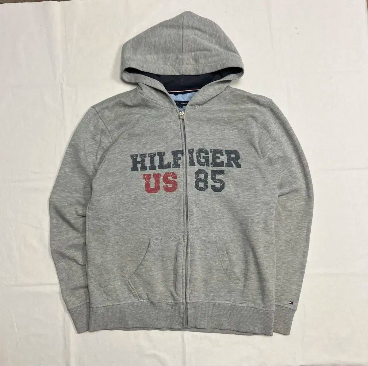 【雷市場（ポンジャン）商品韓国直送】 Tommy Hilfiger(トミーヒルフィガー) グレー フード付き ジップアップパーカー