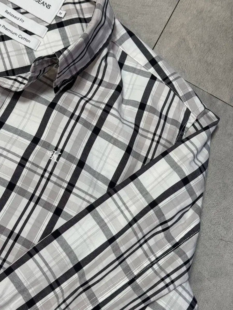 Calvin Klein(カルバ・ンクライン) 白×黒 シャツ チェック柄 M