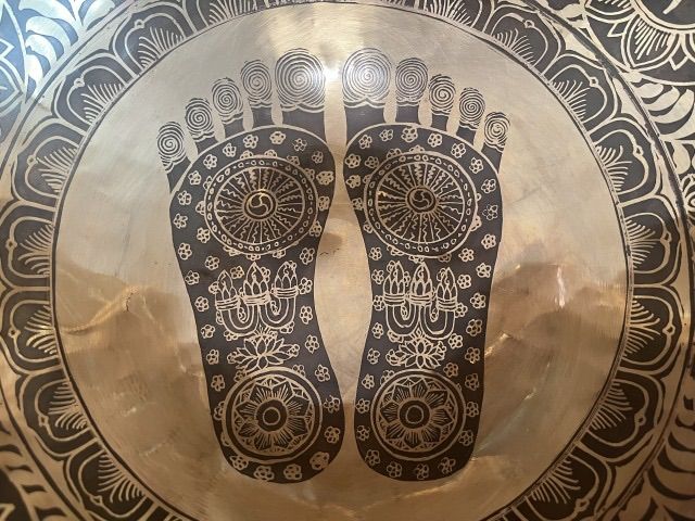 ブッダの足裏 シンギングボウル 直径34cm 仏足石