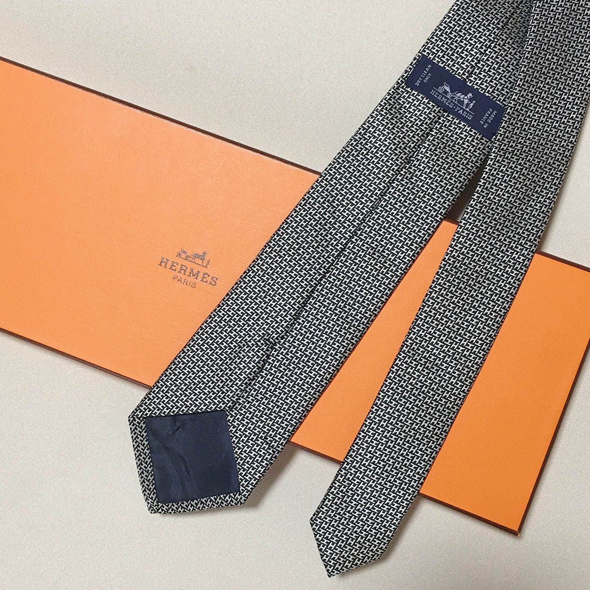 美品 エルメス HERMES ネクタイ シルク100% フランス製 シルバー