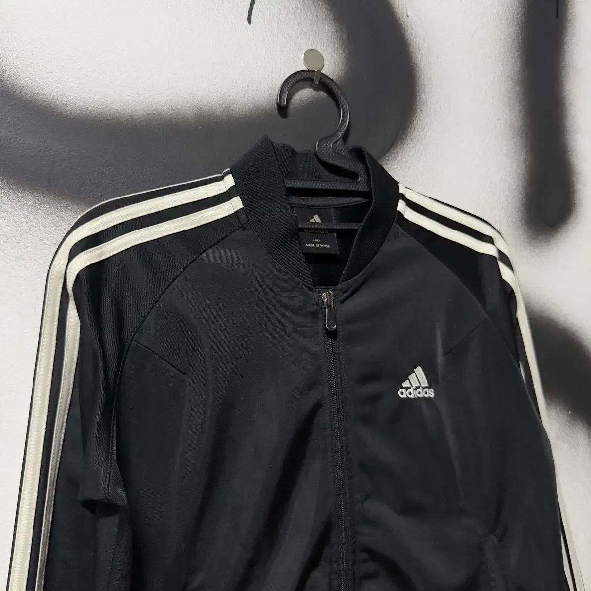 adidas ジップアップ クロップドジャケット adidas 黒 クロップド