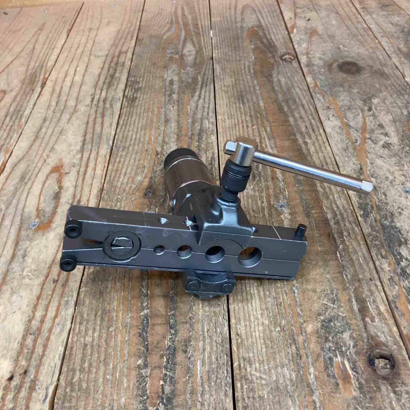 文化貿易工業 BBK 超軽量フレアツール(シリンダー付) 700-DPC 700-DPC 文化貿易工業 超軽量型フレアツール700-DPAの進化型 電動ドライバー フレアツール BBK 700-DPC 文化貿易工業 BBK 軽量フレアツール 3WAY