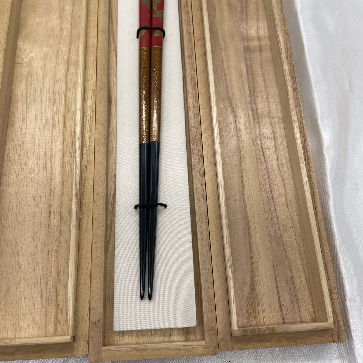N様へ感謝お嫁入り‼️金❌銀特製JAPAN蒔絵輪島「石蕗」黒椀ラス5客➕1プレ‼️ 8-1 輪島塗 夫婦椀／鉄線蒔絵／ペア | 輪島塗 加藤漆器店 公式