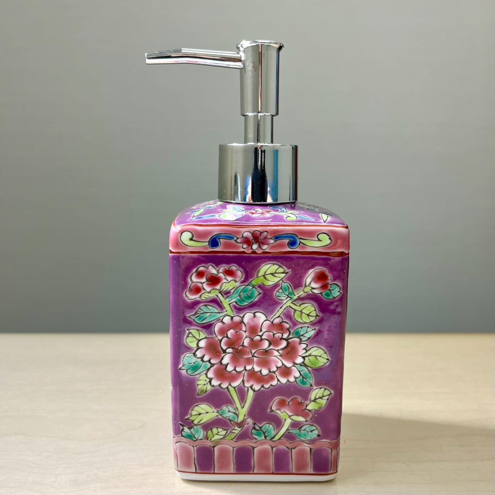 42PA プラナカン シャンプー ソープ ディスペンサー ニョニャウェア フラワー柄 花柄 陶器 パープル 紫 シンガポール マレーシア 土産 お土産