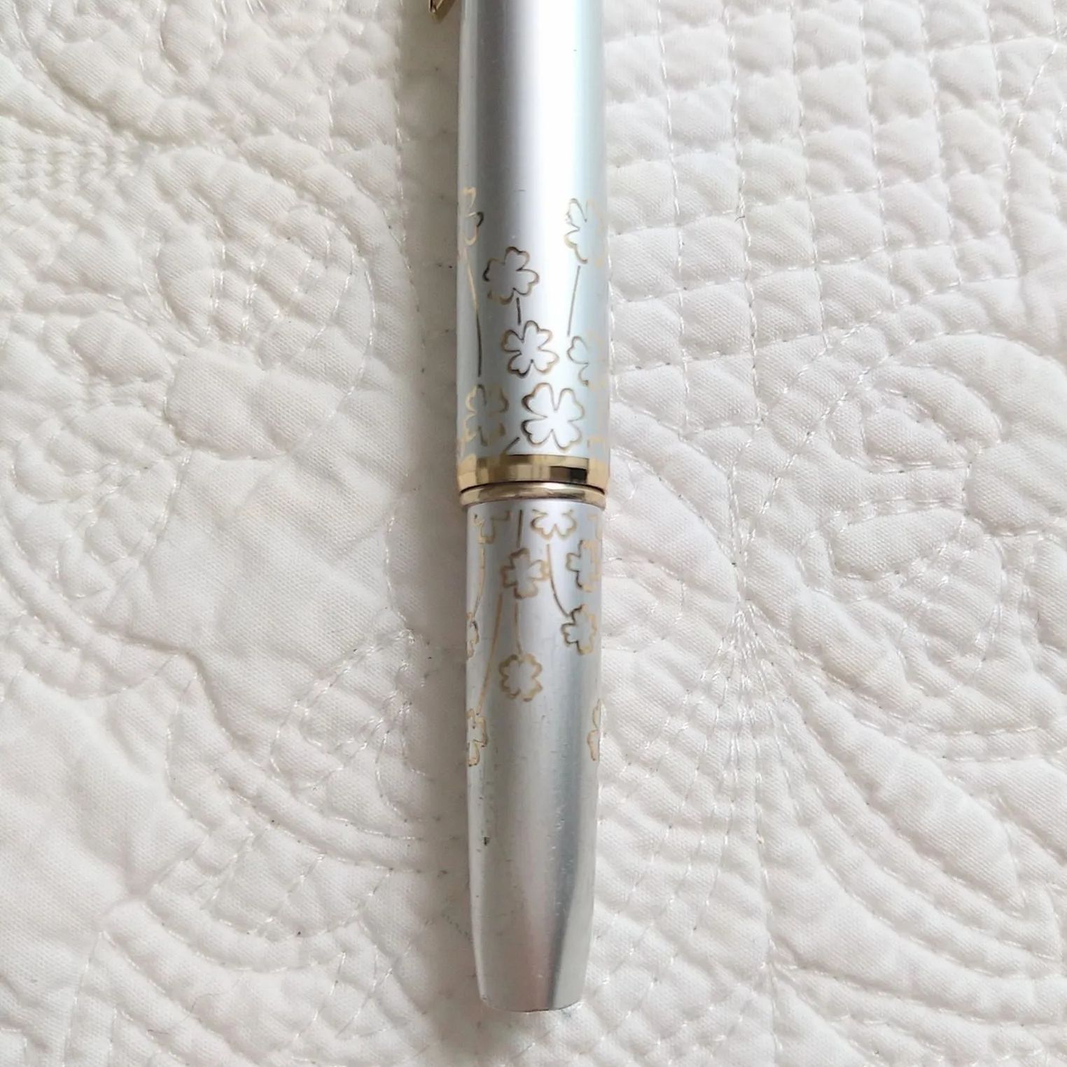 PLATINUM／プラチナ万年筆 18K 刻印あり クローバー柄 ホワイト