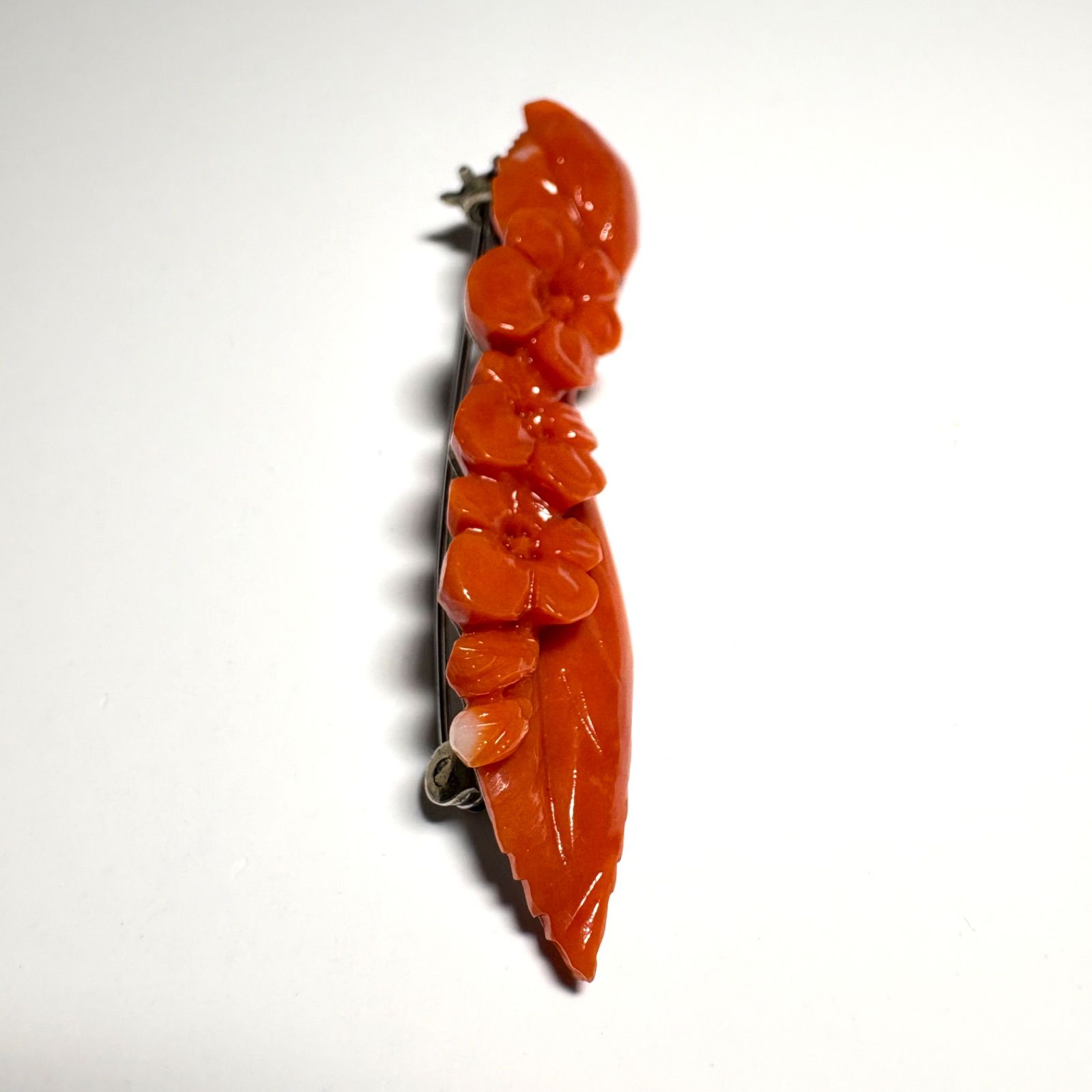 現在開催中のキャンペーン＆お得情報 天然桃珊瑚の花彫刻ブローチ（シルバーメッキ金具使用） メルカリ - 彫刻・オブジェ