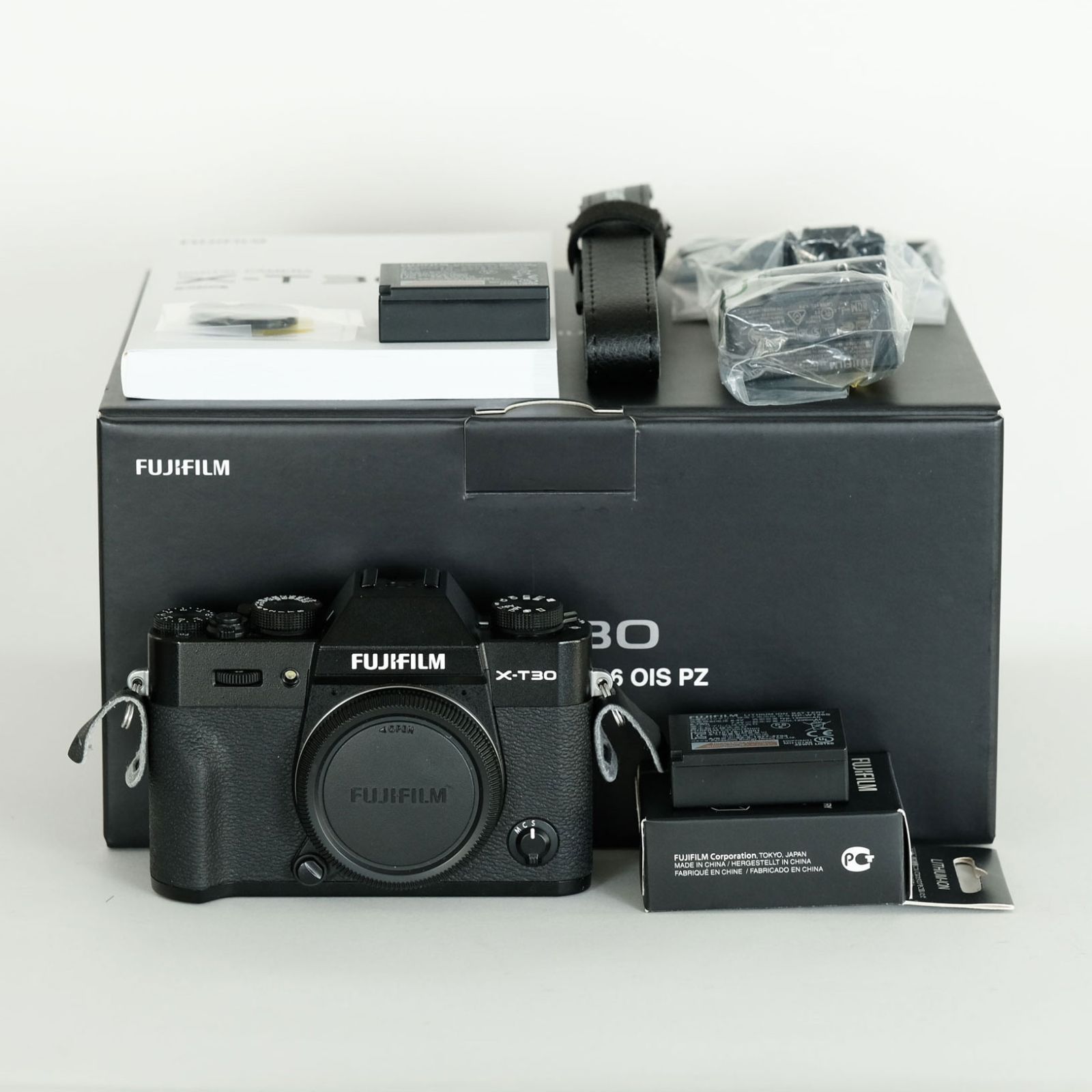 美品 FUJIFILM X-T30 本体＋純正バッテリー2個＋純正ストラップ＋他 FUJIFILM X-T30 ブラック 純正バッテリー2個 レンズ一本付き FUJIFILM