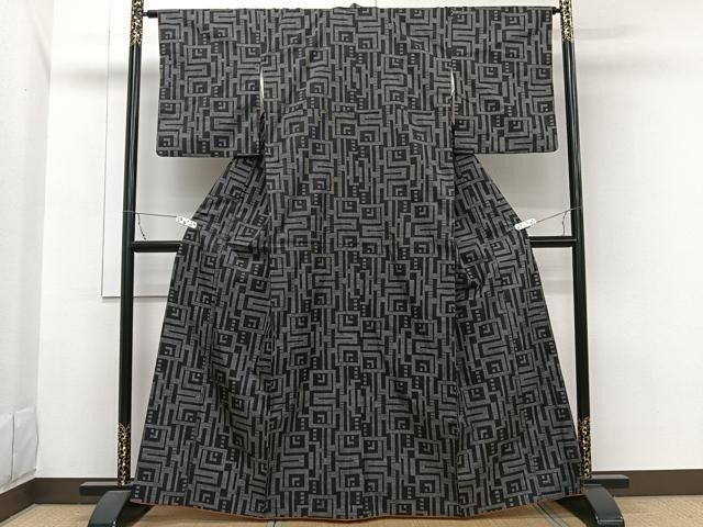 平和屋着物■本場大島紬　7マルキ　幾何学文様　正絹　逸品　未使用　AAAK9925Bph 平和屋着物□本場大島紬 7マルキ 幾何学文様 証紙付き 正絹 逸品