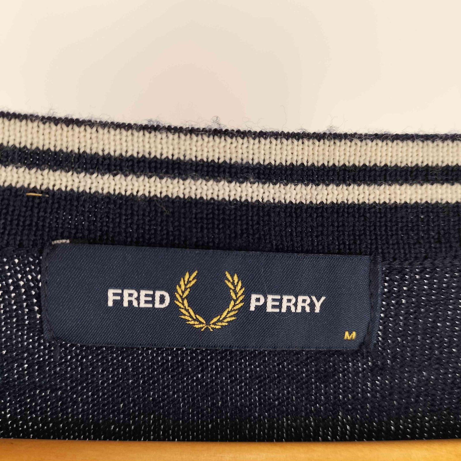 フレッドペリー FRED PERRY ロゴ刺繍 Vネックカーディガン