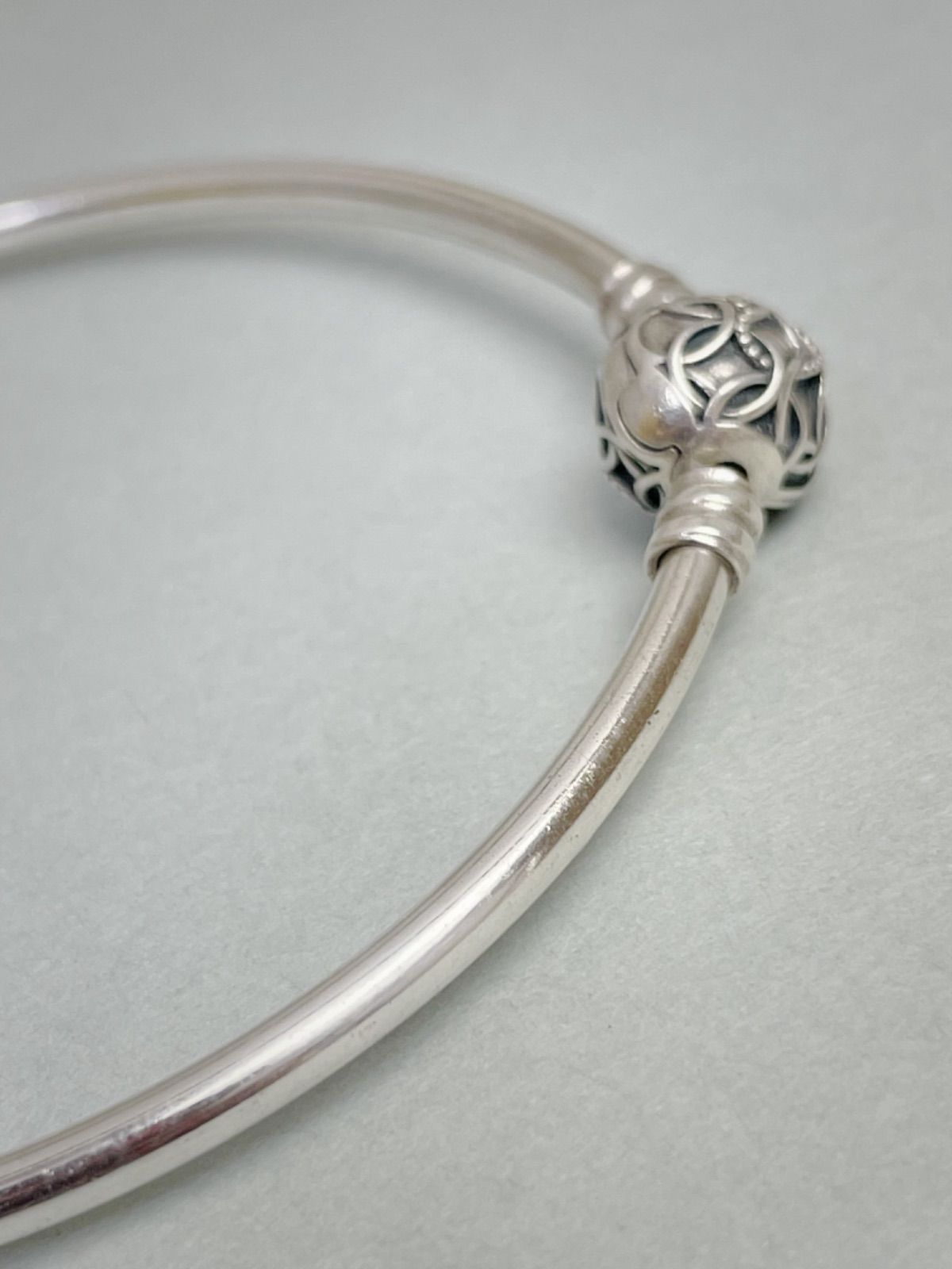ほぼ未使用　PANDORA シルバーバングル チャーム付き PANDORA シルバーバングル チャーム付き - メルカリ