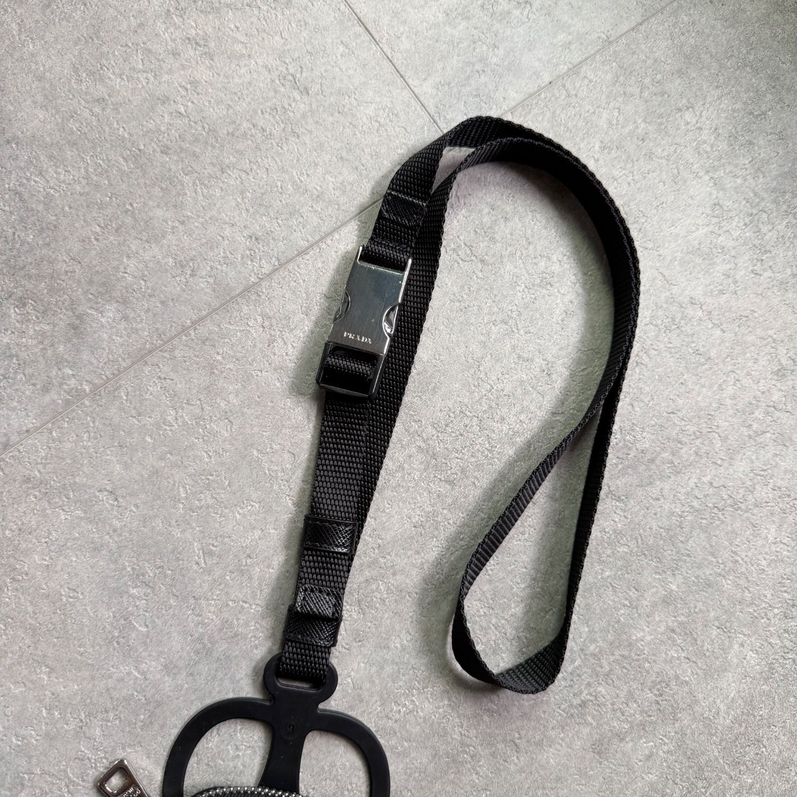 PRADA プラダ スマホショルダーストラップ iPhoneケース 三角ロゴ ナイロン ラバー ブラック シルバー金具 トライアングルロゴ ポーチ 1ZT016 CHRISTIANNAURATH_COM_BR