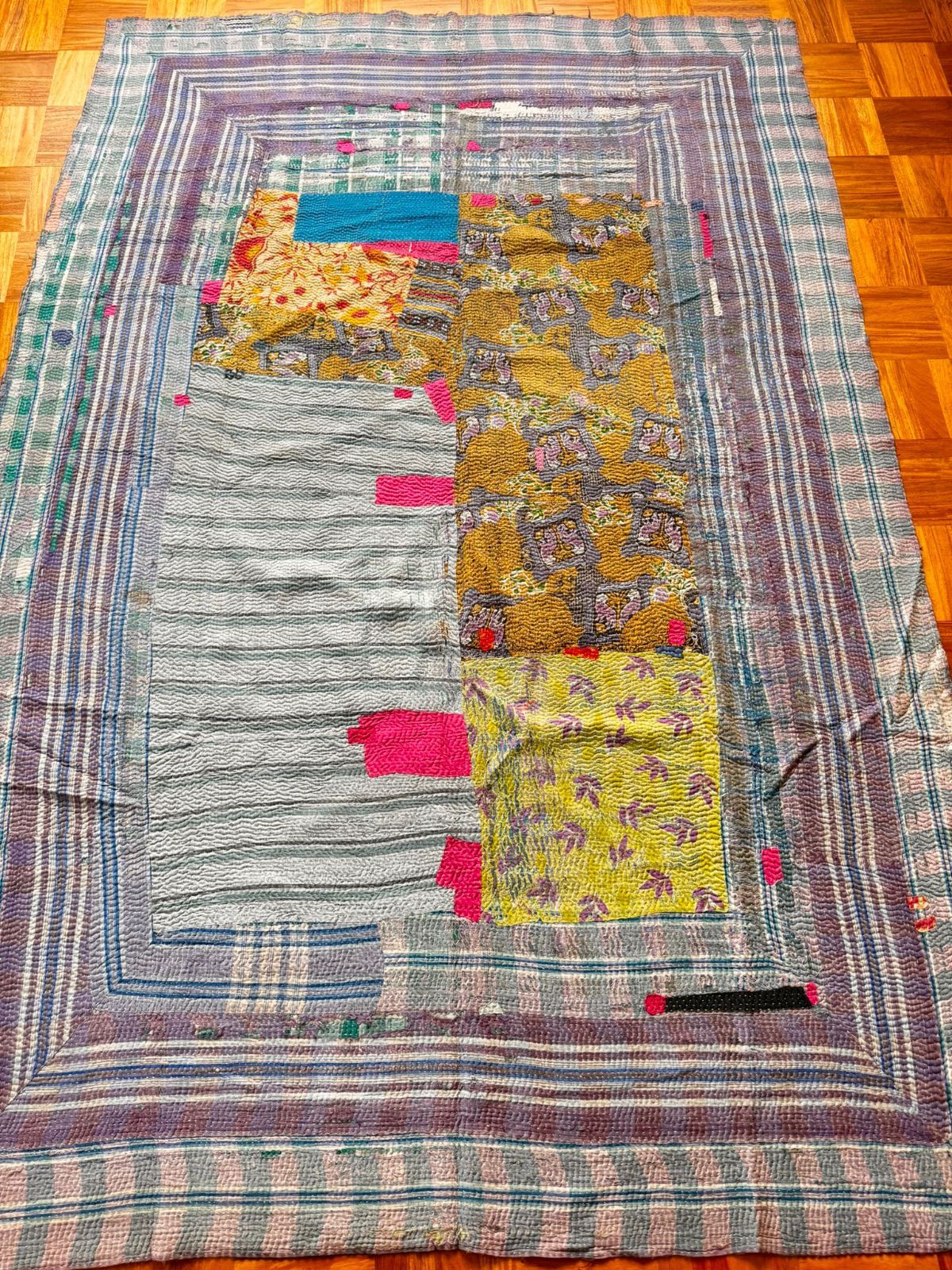 G206 グドゥリー マルチカバー マルチマット パッチワーク ラグ ヴィンテージ カンタ刺繍 ボロ インド ビンテージ BORO アンティーク シャビーシック ラリーキルト 手縫い 刺し子 ハンドメイド 刺子 絨毯 はぎれ 古布 花柄 黄緑 グリーン