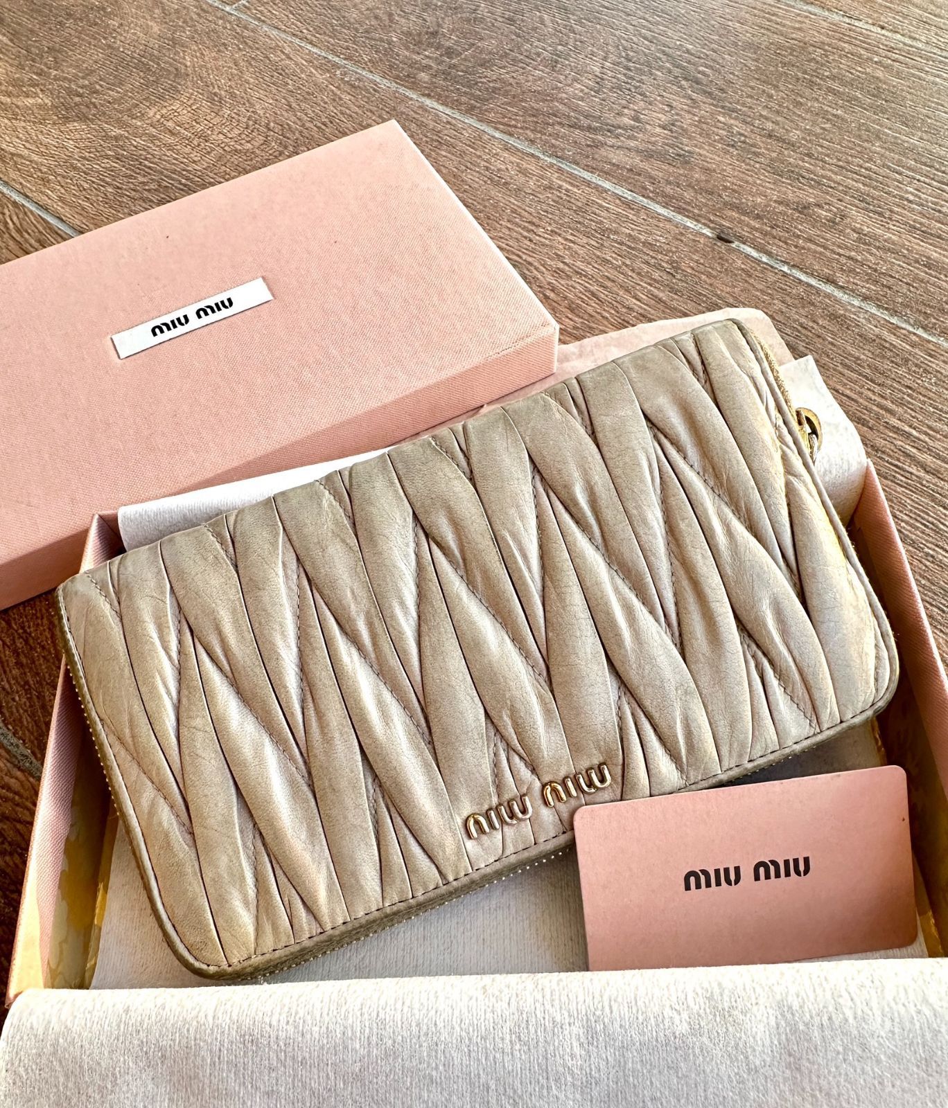 ミュウミュウ ロングウォレット ヴィンテージ加工を施したロングウォレットです 写真は実物撮影です