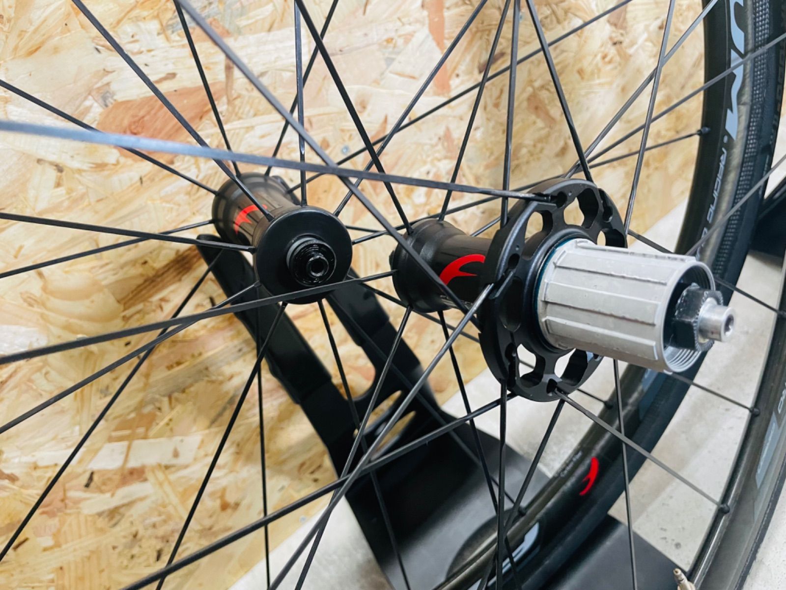 レーシングクアトロカーボン クリンチャー，リムブレーキ