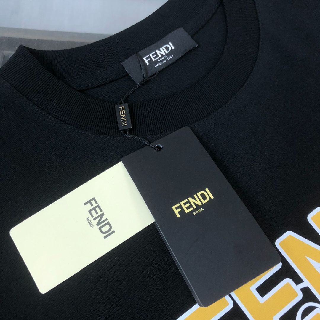 関税込【FENDI】モノグラム ポケット クルーネック T シャツ FENDI モノグラム Tシャツ | ブラック | FARFETCH JP