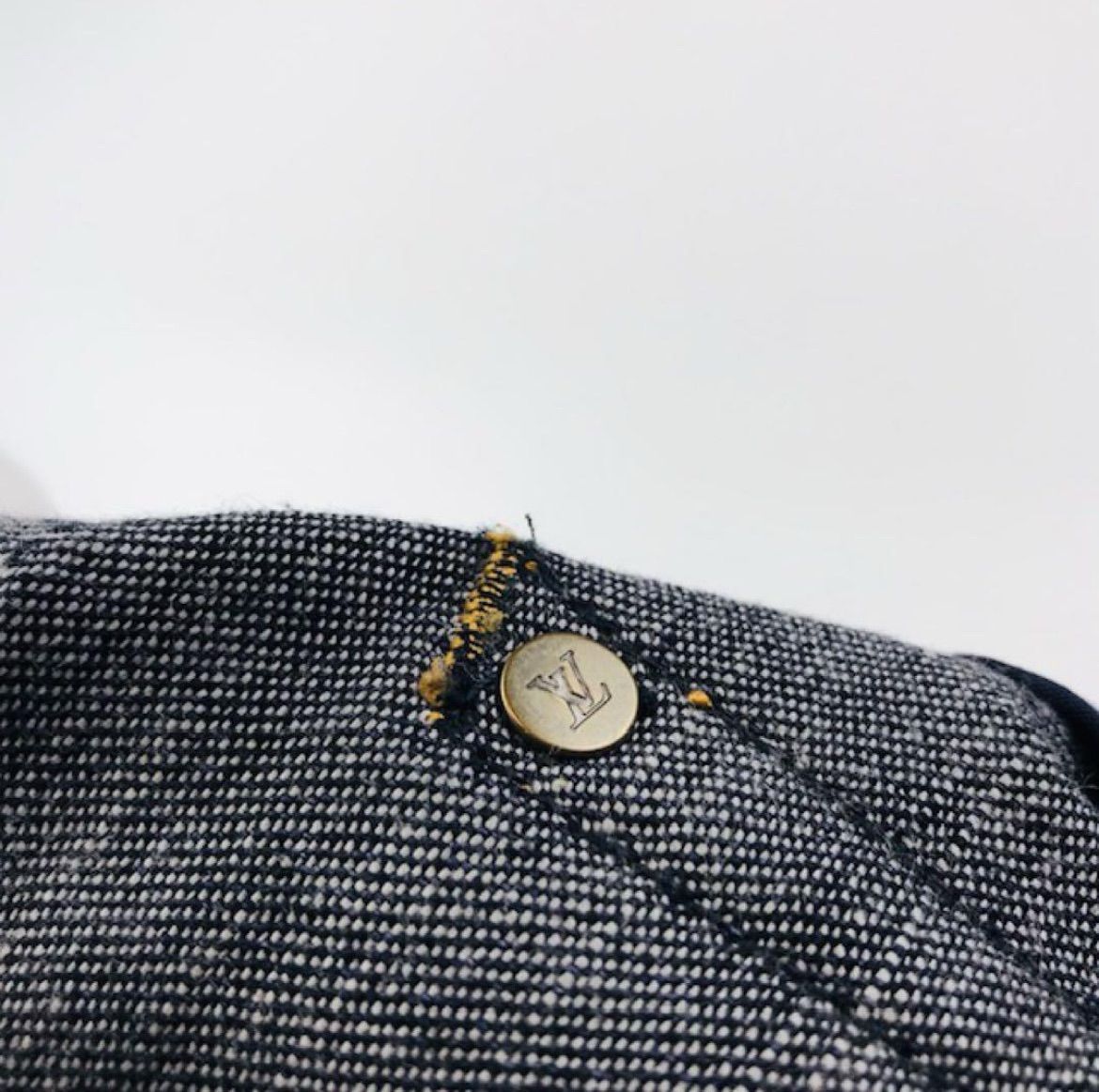 美品 LOUIS VUITTON・ルイヴィトン レディース ブランドロゴ刺繍ボタン