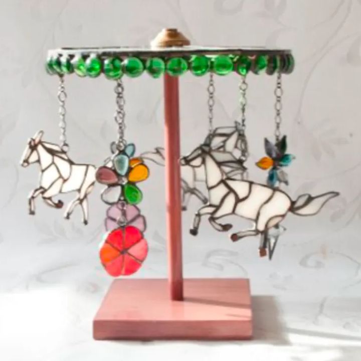 ステンドグラス　メリーゴーランド ステンドグラスメリーゴーランド くるくる回る遊園地ガーランド