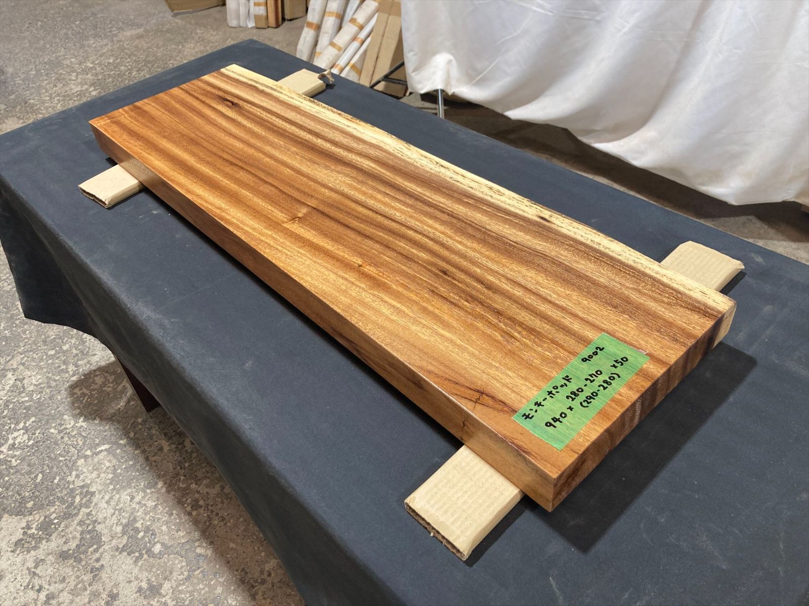 モンキーポッド9002 一枚板無垢 乾燥材 940ｘ280-270ｘ50mm カウンター センターテーブル ダイニングテーブル