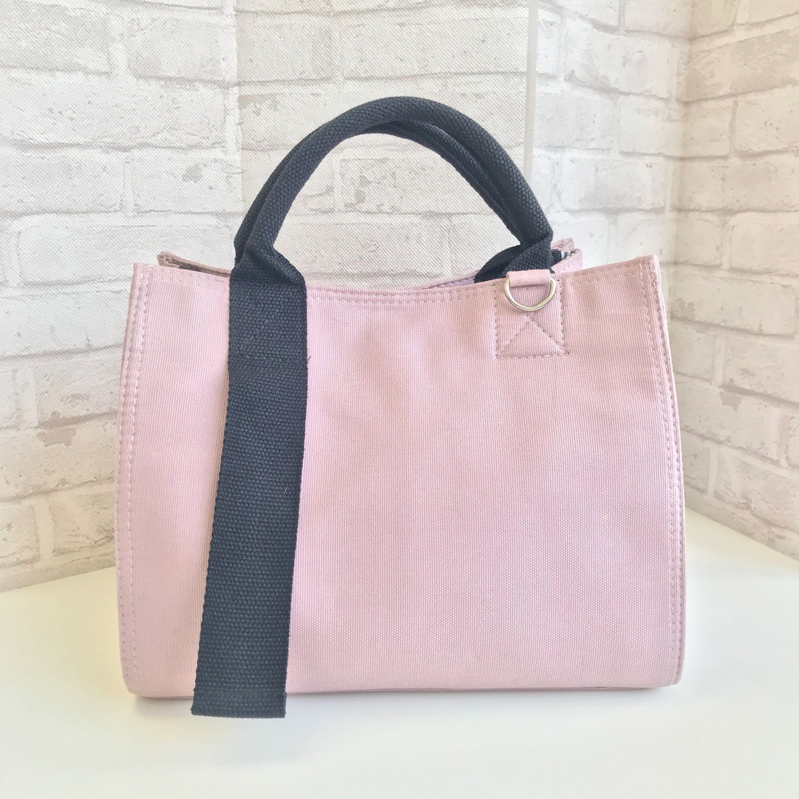 訳あり》オッドハンドル 2wayトートバッグ（タイ製品）ピンク 黒バイ 