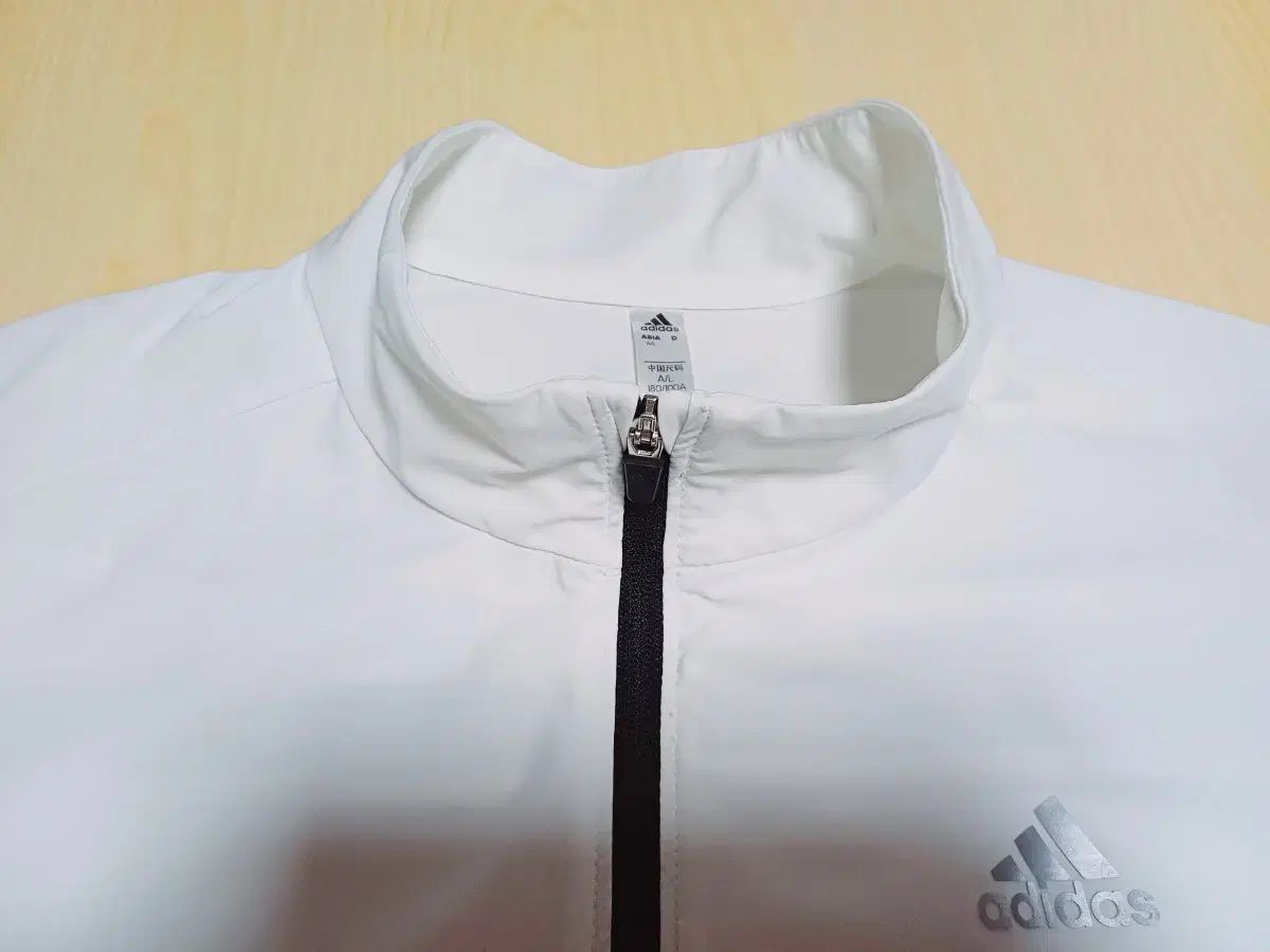 アディダス ウインドブレーカー