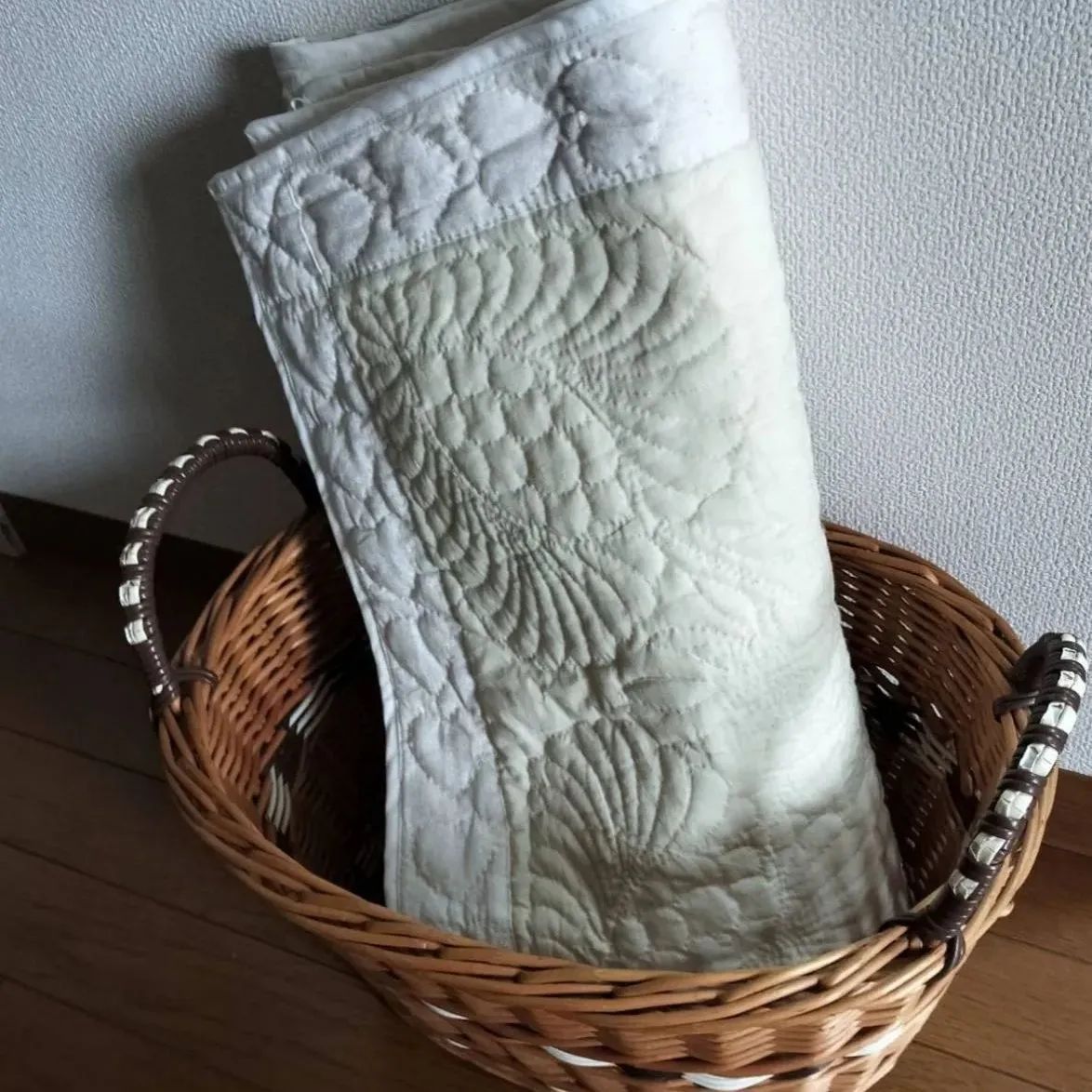 ☆ホワイトキルトタペストリー・カバー(約90cm×91cm) - メルカリ