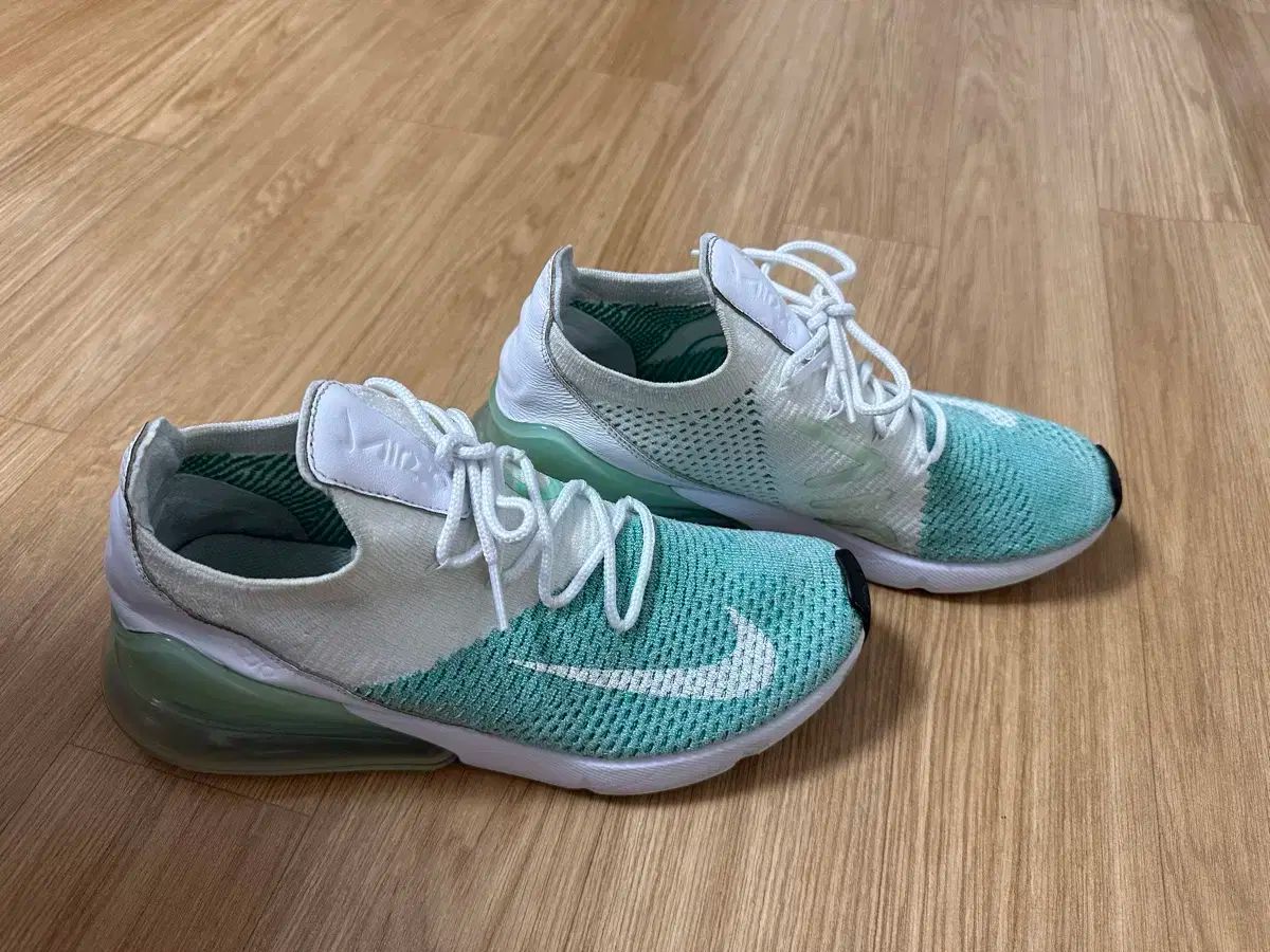 NIKE ナイキ エアマックス AIR MAX 270 Flyknit ランニング 最適化されたスニーカー 250mm