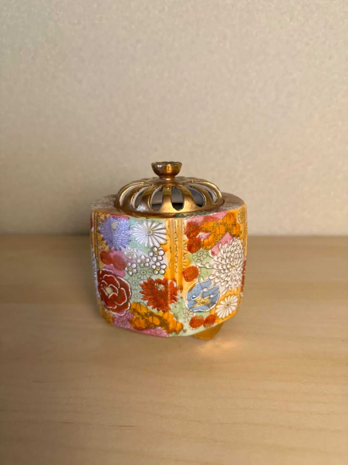 蔵出し　時代物　九谷焼　施釉・彩色陶磁器　菊花金彩　盃　2点　桐箱入　レトロ 蔵出し 時代物 九谷焼 施釉・彩色陶磁器 菊花金彩 盃 2点 桐箱入