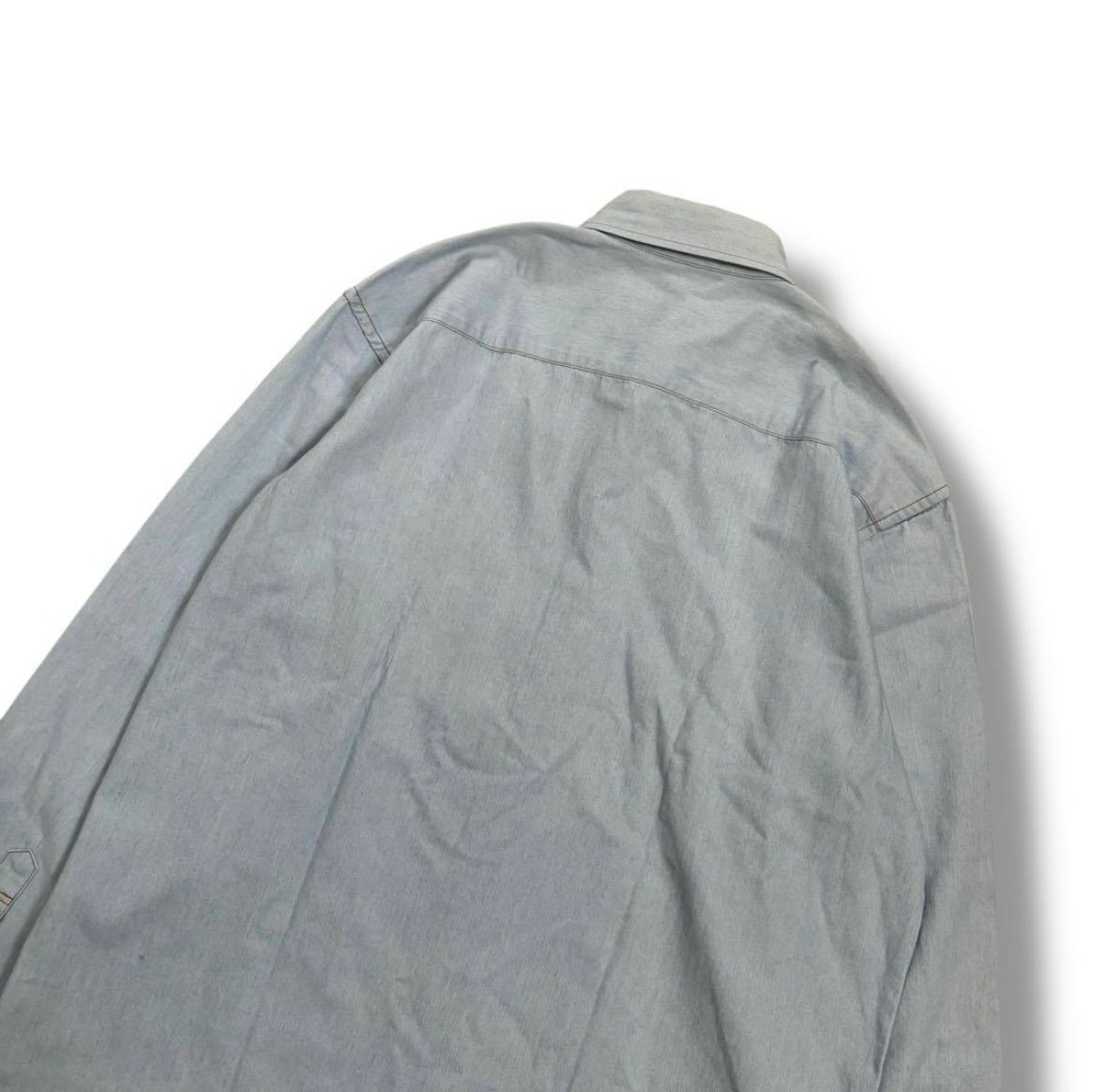 薄色デニムシャツ