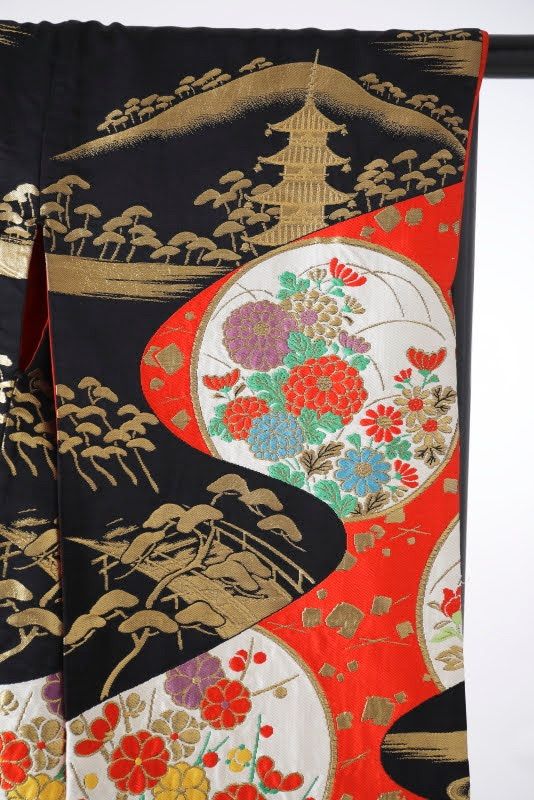 豪華な金糸刺繍が黒字に映える色打掛