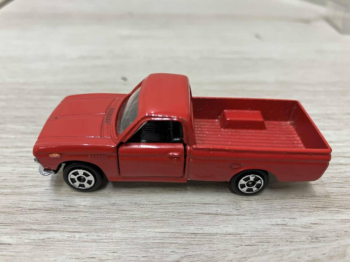 トミカ No.42 ダットサン 1300 トラック 赤 黒シｰト 1Bホイｰル