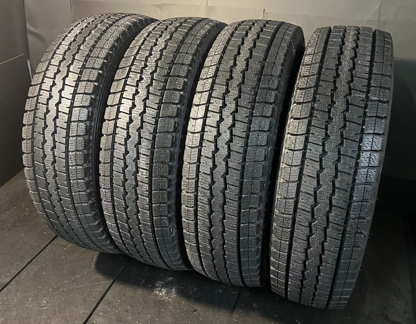 イボ付き 2020年製 約9.9分山 ダンロップ DUNLOP ウィンターマックス WINTER MAXX SV01 スタッドレス 195 80R15 107 105L LT 4本 h_381