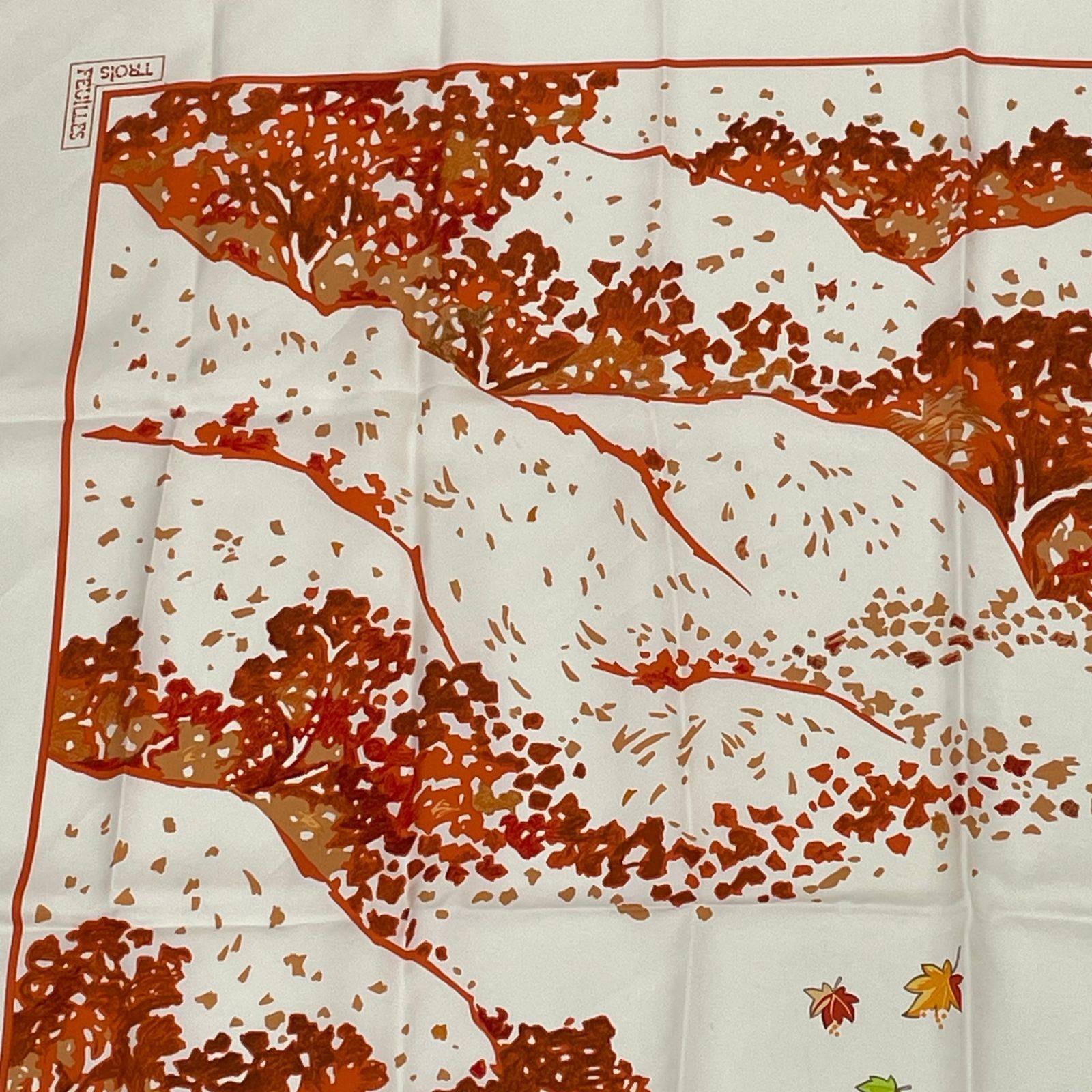 エルメス　シルク　カレ90 スカーフ　Trois Feuilles 3枚の葉 HERMES エルメス スカーフ カレ 90 TROIS FEUILLES 3枚の葉