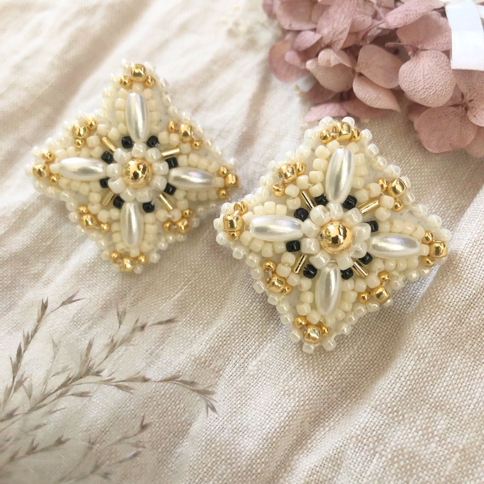 たっぷりビーズの刺繍ピアス、イヤリング - アクセサリー(女性用)